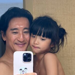 Shin Hyun-joon Instagram - 아빠한테 안겨있는걸 참 좋아하는 예준이🩵
아빠가 언제든지 안아줄거야 사랑해🌈
Yejoon who really likes to be in my arms😊

화려하지 않아도 정결하게 사는 삶
가진 것이 적어도 감사하며 사는 삶
내게 주신 작은 힘 나눠주며 사는 삶
이것이 나의 삶의 행복이라오
눈물 날 일 많지만 기도할 수 있는 것
억울한 일 많으나 주를 위해 참는 것
비록 짧은 작은 삶 주 뜻대로 사는 것
이것이 나의 삶의 행복이라오
이것이 행복 행복이라오
세상은 알 수 없는 하나님 선물
이것이 행복 행복이라오
하나님의 자녀로 살아가는 것
이것이 행복이라오
아멘🙏🏼

#love #family #blessing #thankyoujesus 
#jesuslovesyou 
#기도하는아빠🙏🏼
#모든것을주님께맡기고