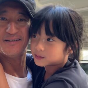 Shin Hyun-joon Instagram - 아빠한테 안겨있는걸 참 좋아하는 예준이🩵
아빠가 언제든지 안아줄거야 사랑해🌈
Yejoon who really likes to be in my arms😊

화려하지 않아도 정결하게 사는 삶
가진 것이 적어도 감사하며 사는 삶
내게 주신 작은 힘 나눠주며 사는 삶
이것이 나의 삶의 행복이라오
눈물 날 일 많지만 기도할 수 있는 것
억울한 일 많으나 주를 위해 참는 것
비록 짧은 작은 삶 주 뜻대로 사는 것
이것이 나의 삶의 행복이라오
이것이 행복 행복이라오
세상은 알 수 없는 하나님 선물
이것이 행복 행복이라오
하나님의 자녀로 살아가는 것
이것이 행복이라오
아멘🙏🏼

#love #family #blessing #thankyoujesus 
#jesuslovesyou 
#기도하는아빠🙏🏼
#모든것을주님께맡기고