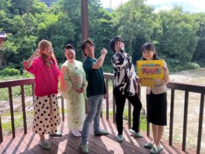 Shinji Takeda Instagram - 2024.8.16.#山形放送 『#武田真治 と#丸山桂里奈 の第10弾！やまがた月もりツアー　～月山の恵みを感じよう！スペシャル～』をご覧頂いた皆様ありがとうございました📺
子育て奮闘中の丸山さんが２年ぶりにツアー合流⚽️ また丸山さんのものまねで人気の#沙羅 さんも参加し、旦那さんでものまね芸人の#たむたむ さんまで同行する珍道中となりました^_^ 今回も#山川麻衣子 アナウンサーの進行で、テーマは#月山 の恵み。山懐でじっくり育てたブランド牛「#月山和牛」を味わい、#志津温泉 では#出羽三山 をイメージした#サウナ で整いました♨️ #大井沢 でオリジナル#こけし 作り、#月山湖で は#カヌー を楽しんだ後、湖畔でサウナ、#バーベキュー もついた観光パックを体験⤴︎ 最高の夏の思い出ができました٩( ᐛ )و 
お見逃しのかた、もう一度見たいかた、そもそも県外で見れなかったかたは、9月16日までTVerでご覧頂けます❗️ きっとあなたも#山形 に行きたくなるはず٩( ᐛ )و
