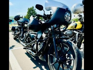 Shinji Takeda Instagram - 2024年 夏、今年も走りました、北海道🏍️ 中学の同級生ユウキくんとハーレーチーム"BLACK NOTE"の皆さんとDJドラゴンと共に⚡️ 道中の絶景やグルメ、トラブルなどすべてを僕のYouTubeチャンネル『武田真治のShinji  Takeda』でご紹介していきます！ 是非ご覧ください٩( ᐛ )و #ROLL の革ジャンがキマッている#武田真治　僕の883ちょっとカスタムしました…わかるかな？