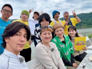 Shinji Takeda Instagram - 2024.8.16.#山形放送 『#武田真治 と#丸山桂里奈 の第10弾！やまがた月もりツアー　～月山の恵みを感じよう！スペシャル～』をご覧頂いた皆様ありがとうございました📺
子育て奮闘中の丸山さんが２年ぶりにツアー合流⚽️ また丸山さんのものまねで人気の#沙羅 さんも参加し、旦那さんでものまね芸人の#たむたむ さんまで同行する珍道中となりました^_^ 今回も#山川麻衣子 アナウンサーの進行で、テーマは#月山 の恵み。山懐でじっくり育てたブランド牛「#月山和牛」を味わい、#志津温泉 では#出羽三山 をイメージした#サウナ で整いました♨️ #大井沢 でオリジナル#こけし 作り、#月山湖で は#カヌー を楽しんだ後、湖畔でサウナ、#バーベキュー もついた観光パックを体験⤴︎ 最高の夏の思い出ができました٩( ᐛ )و 
お見逃しのかた、もう一度見たいかた、そもそも県外で見れなかったかたは、9月16日までTVerでご覧頂けます❗️ きっとあなたも#山形 に行きたくなるはず٩( ᐛ )و