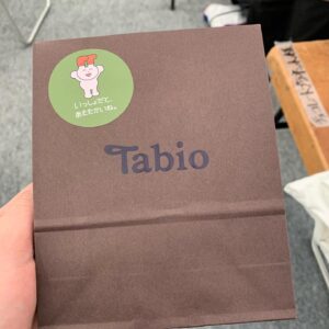 Shinobu Hasegawa Instagram - 栞里サンタから野良芸人らへのプレゼント🎁心が浄化されました。QuickJapan有吉の壁特集も発売中です、しかしチョコンヌキーホルダーで俺が出て不満そうにしてる件があるからチャラかなぁ