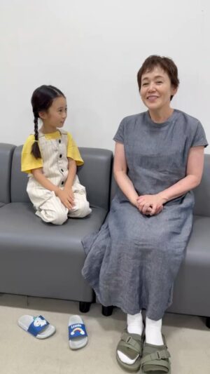 Shinobu Otake Instagram - 一日中スタジオ収録でも、海ちゃんがいると楽しくて時間があっという間に過ぎて行きます。
スタッフのみんなも同じ気持ち。
子供のエネルギーは偉大です。
待ち時間に蓮君の膝の上にも自然に乗ってるラナちゃんを見て、少し寂しい気持ちにさえなってきている私です。

暑い中でのロケはスタッフのみんなは本当に本当に大変ですが、最後までみんなで一緒に頑張ってゆきますね。

#海のはじまり
#目黒蓮　くん
@sn_meguro.ren_official 
#泉谷星奈　ちゃん
@i_rana_ta 
#大竹しのぶ
