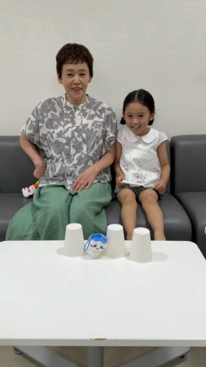 Shinobu Otake Instagram - ドラマ「海のはじまり」での空き時間。
らなちゃんと。

私が、二回も外れてしまった時のラナちゃんの顔が可愛いのです。

そして、急に人形劇モードに入る時も。

とにかく、ラナちゃんがいると、私たちは幸せです。

#海のはじまり
#泉谷星奈　ちゃん
@i_rana_ta 
#目黒蓮　くん
#大竹しのぶ