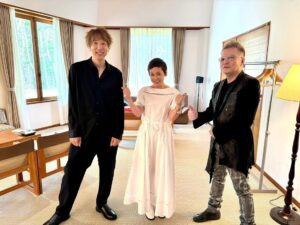 Shinobu Otake Instagram - 今日の朝日新聞連載コラム「まあいいか」で、八ヶ岳高原音楽堂でのコンサートの思い出を書きました。
今思い出しても楽しい日々でした。
音楽堂の方々、高原ロッジの方々、みーんな優しくて、素晴らしい方ばかりでした。
ピアノの坂本さんチェロの結城さんも、素敵で、またまた感謝の日でした。
沢山お友達も来てくれた。
ありがとう😊

また行きます‼️

最初の曲だけアップしますね。
どんなところだか観て欲しくて。
#ありがとう😊
#八ヶ岳高原音楽堂
#八ヶ岳高原ロッジ
#坂本昌之　さん
#結城貴弘　さん
#大竹しのぶ