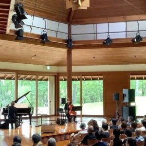 Shinobu Otake Instagram - 今日の朝日新聞連載コラム「まあいいか」で、八ヶ岳高原音楽堂でのコンサートの思い出を書きました。
今思い出しても楽しい日々でした。
音楽堂の方々、高原ロッジの方々、みーんな優しくて、素晴らしい方ばかりでした。
ピアノの坂本さんチェロの結城さんも、素敵で、またまた感謝の日でした。
沢山お友達も来てくれた。
ありがとう😊

また行きます‼️

最初の曲だけアップしますね。
どんなところだか観て欲しくて。
#ありがとう😊
#八ヶ岳高原音楽堂
#八ヶ岳高原ロッジ
#坂本昌之　さん
#結城貴弘　さん
#大竹しのぶ