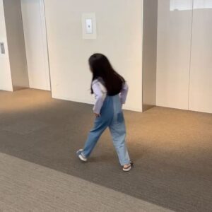 Shinobu Otake Instagram - ドラマ「海のはじまり」の撮影で。
ラナちゃんは、いつも私が入るのを待っていてくれています。
と言うのを知ってはいたのですが、こんなに待っていてくれたなんて。
私が上がってくるであろうエレベーターを、今か今かと待っている所。
乗っていないと、インサイドヘッドのカナシミちゃんになってしまうそうです。

昨日も素敵なことを言ってくれた。
「あのね、ラナね、大きくなったらね、芸能人になるんだけど、目黒さんと大竹さまのようないい人になるのが、今の夢なの」
キャー！何て、なんて可愛いんだろう❣️
聞いてたスタッフさんも、胸キュンでした。

#海のはじまり
#目黒蓮　くん
#泉谷星奈　ちゃん
@i_rana_ta 
#大竹しのぶ