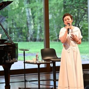 Shinobu Otake Instagram - 美しい緑に囲まれた八ヶ岳高原音楽堂でのコンサートが、無事に終わりました。
沢山のお客様、台風などで不安定なお天気の中来てくださって、本当にありがとうございました。
音楽堂のスタッフの方々、八ヶ岳高原ロッジホテルの方々、みーんな、優しくて穏やかで、素晴らしいおもてなしに感動しました。
本当に沢山の方にお世話になりました。
心から、心からお礼申し上げます。

ピアノの坂本さん、チェロの結城さんも、本当に本当にありがとう😊

必ずまた行きます‼️

音が素晴らしくて、お客様のお顔もみーんな見えて、なんとも言えない幸福感を味わいました。

一緒に感じてくださってることが手に取るようにわかり、音楽ってやっぱりいいなと思いました。
ありがとう😊
海ちゃんが大きくて綺麗なお花をくれました🌸
ありがとう、ラナちゃん🩷

もっと写真撮れば良かった😰

#八ヶ岳高原音楽堂
#八ヶ岳高原ロッジ
#坂本昌之　さん
#結城貴弘　さん
#泉谷星奈　ちゃん
@i_rana_ta 
#大竹しのぶ