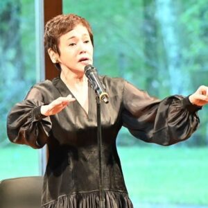 Shinobu Otake Instagram - 美しい緑に囲まれた八ヶ岳高原音楽堂でのコンサートが、無事に終わりました。
沢山のお客様、台風などで不安定なお天気の中来てくださって、本当にありがとうございました。
音楽堂のスタッフの方々、八ヶ岳高原ロッジホテルの方々、みーんな、優しくて穏やかで、素晴らしいおもてなしに感動しました。
本当に沢山の方にお世話になりました。
心から、心からお礼申し上げます。

ピアノの坂本さん、チェロの結城さんも、本当に本当にありがとう😊

必ずまた行きます‼️

音が素晴らしくて、お客様のお顔もみーんな見えて、なんとも言えない幸福感を味わいました。

一緒に感じてくださってることが手に取るようにわかり、音楽ってやっぱりいいなと思いました。
ありがとう😊
海ちゃんが大きくて綺麗なお花をくれました🌸
ありがとう、ラナちゃん🩷

もっと写真撮れば良かった😰

#八ヶ岳高原音楽堂
#八ヶ岳高原ロッジ
#坂本昌之　さん
#結城貴弘　さん
#泉谷星奈　ちゃん
@i_rana_ta 
#大竹しのぶ