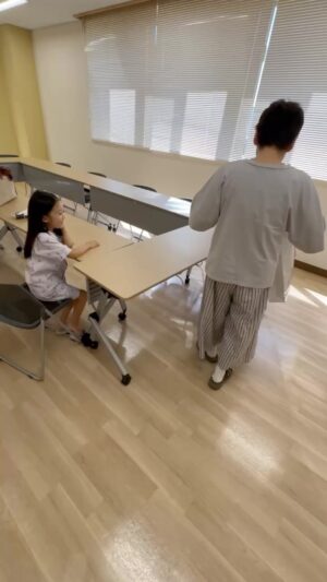 Shinobu Otake Instagram - ディズニーの方が、インサイドヘッド2のカナシミのお人形を、ラナちゃんに渡して下さいと送ってきて下さいました。
先日ロケ現場に持っていきました。

喜んでもらえてよかった。

スタジオでも肌身離さず持っていて、セットにも。

「ちょっと待っててね」と言って隅に座らせています。
可愛い💕

そしてなぜか、
インサイ・ベッドツーと言ってます。

インサイド・ヘッドだよといつか教えようと思いながらも可愛いのでそのままにしている私😆

#海のはじまり
#インサイドヘッド2
#泉谷星奈　ちゃん
#大竹しのぶ