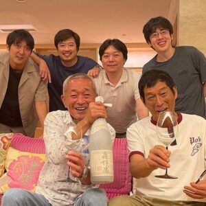 Shinobu Otake Instagram - 家族ぐるみでお付き合いのあるお寿司屋さん一家。
ご主人のお誕生日と、やっとスケジュールが合ったさんまさんとのお誕生日を、みんなでお祝いすることが出来ました。

息子達から綺麗なグラスを貰った二人。
最高の笑顔でした。

一枚目の写真は、TBS「週刊さんまとマツコ」でも放送されましたが、CAさんがずっと持っていてくれた家族旅行の時の写真です。
懐かしい❣️
二人とも小さかったなあ。

何年経っても、こうしてみんなが健康で集まることが出来て、笑顔でいられる事に感謝します。

#誕生日
#お祝い
#大竹しのぶ