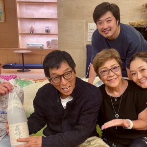 Shinobu Otake Instagram - 家族ぐるみでお付き合いのあるお寿司屋さん一家。
ご主人のお誕生日と、やっとスケジュールが合ったさんまさんとのお誕生日を、みんなでお祝いすることが出来ました。

息子達から綺麗なグラスを貰った二人。
最高の笑顔でした。

一枚目の写真は、TBS「週刊さんまとマツコ」でも放送されましたが、CAさんがずっと持っていてくれた家族旅行の時の写真です。
懐かしい❣️
二人とも小さかったなあ。

何年経っても、こうしてみんなが健康で集まることが出来て、笑顔でいられる事に感謝します。

#誕生日
#お祝い
#大竹しのぶ