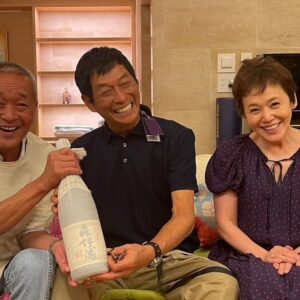 Shinobu Otake Instagram - 家族ぐるみでお付き合いのあるお寿司屋さん一家。
ご主人のお誕生日と、やっとスケジュールが合ったさんまさんとのお誕生日を、みんなでお祝いすることが出来ました。

息子達から綺麗なグラスを貰った二人。
最高の笑顔でした。

一枚目の写真は、TBS「週刊さんまとマツコ」でも放送されましたが、CAさんがずっと持っていてくれた家族旅行の時の写真です。
懐かしい❣️
二人とも小さかったなあ。

何年経っても、こうしてみんなが健康で集まることが出来て、笑顔でいられる事に感謝します。

#誕生日
#お祝い
#大竹しのぶ