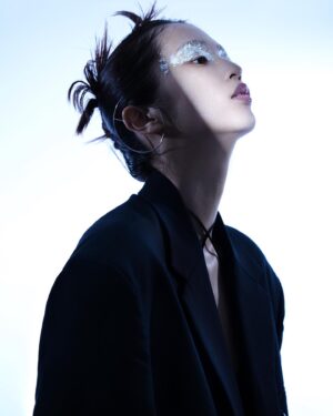 Shiori Instagram - 🌹💙

photographer @ttontonnz 
styling @domsyn 
make up @kohki_99 
hair @saikoohayashi 
lighting @kan_di_bird