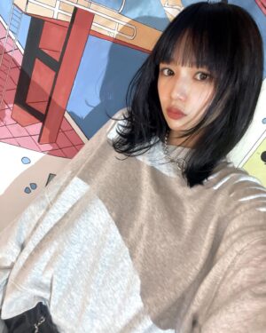 Shiori Instagram - 💇🏻‍♀️✌️