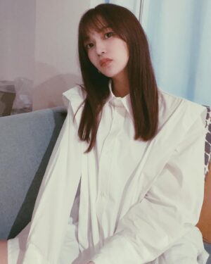 Shiori Instagram - @olu.myself のこのシャツ、お気に入りで最近よく着てるんだけど髪色でめちゃくちゃ印象変わるから面白い👀

#oludot #私服