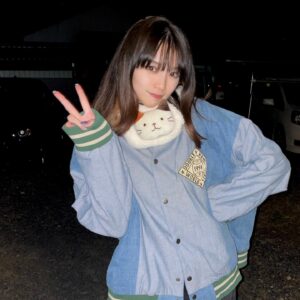 Shiori Instagram - 大晦日は地元でゆっくりしております。
寒すぎるので実家から引っ張り出してきたダサすぎる服と変なマフラーで2022年はお別れ。

今年も皆さんありがとうございました。2023年も宜しくお願いします！

#2022