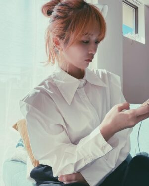 Shiori Instagram - @olu.myself のこのシャツ、お気に入りで最近よく着てるんだけど髪色でめちゃくちゃ印象変わるから面白い👀

#oludot #私服