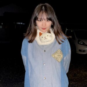 Shiori Instagram - 大晦日は地元でゆっくりしております。
寒すぎるので実家から引っ張り出してきたダサすぎる服と変なマフラーで2022年はお別れ。

今年も皆さんありがとうございました。2023年も宜しくお願いします！

#2022