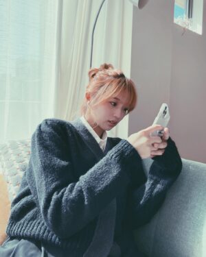 Shiori Instagram - @olu.myself のこのシャツ、お気に入りで最近よく着てるんだけど髪色でめちゃくちゃ印象変わるから面白い👀

#oludot #私服