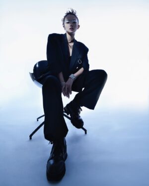 Shiori Instagram - 🌹💙

photographer @ttontonnz 
styling @domsyn 
make up @kohki_99 
hair @saikoohayashi 
lighting @kan_di_bird