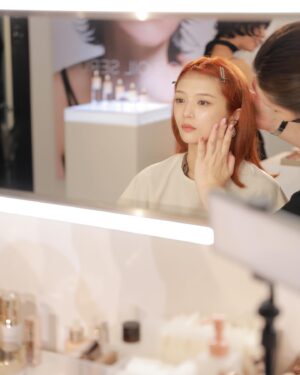 Shiori Instagram - 今月18日までやっているlunasolのPOPUPにお邪魔してきました💄

きらきらのパレットがめちゃかわでした〜
原宿に行ったらぜひ覗いてみてね

@lunasolofficial
#lunasol2023popup
#カラーオイルセラム
#オイル美容液ファンデーション