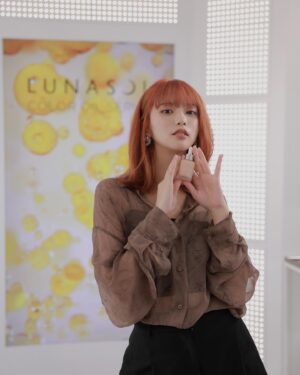 Shiori Instagram - 今月18日までやっているlunasolのPOPUPにお邪魔してきました💄

きらきらのパレットがめちゃかわでした〜
原宿に行ったらぜひ覗いてみてね

@lunasolofficial
#lunasol2023popup
#カラーオイルセラム
#オイル美容液ファンデーション