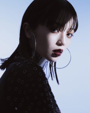 Shiori Instagram - 🌹💙

photographer @ttontonnz 
styling @domsyn 
make up @kohki_99 
hair @saikoohayashi 
lighting @kan_di_bird