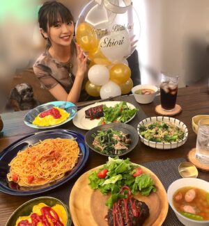 Shiori Instagram - 無事27歳を迎えました。
大好きな友人達が手料理作って祝ってくれた。
関わってくれたみんなに感謝。ありがとう。