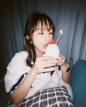 Shiori Instagram - 本日28歳になりました🍰

いい感じに歳取れるようにこれからもがんばります

DMも全部読みました
ありがと！

#28