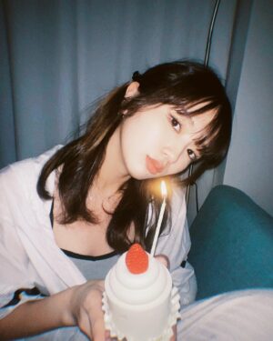 Shiori Instagram - 本日28歳になりました🍰

いい感じに歳取れるようにこれからもがんばります

DMも全部読みました
ありがと！

#28