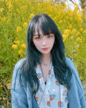 Shiori Instagram - Navy hair🫐
@kabaihideki @shimoyoshinobu いつもありがとうございます！

友達とマザー牧場行って浮かれてお花畑なんかで撮っちゃった😇💦照