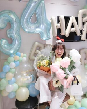 Shiori Sato Instagram - .
本日、34歳になりました！
年齢を言うたびに松尾さんにびっくりされますが
今年はそろそろくらくらさせてしまうのではないかなと
思う歳になりました☺️笑

日々楽しくてわくわくする日も、てへてへ笑っちゃう日も
たまにはちょっとだけうつむいてしまう日も
何も言わなくても、大丈夫？って寄り添ってくれるひとたちがいること
なーんだそんなの大丈夫だよって心をぎゅっとしてくれるひとたちがいること
まっすぐまっすぐ届いています。
力をもらって、頑張ることができています🕊️
今年もやっぱりなかなかスムーズに進まなくて
どきまぎしてしまうこともたくさんあると思うけれど
たくさんの寄り道で出会うひとつひとつの感謝を拾いながら
みんなにありがとうを伝えられたらと思います🌼
いつも本当に、ありがとう♡
#贅沢で幸せなことに毎年楽しみにしている
#スタイリストぱるるとヘアメイクうみちゃんの
#手作りお誕生日特設スタジオ
#今年のテーマは海🐬
#淡い色合いがとてもとても可愛かったです
#大きな風船から小さい風船まで
#いっぱいいっぱい膨らませてくれてありがとう
#大好きがつまった空間でした🦦