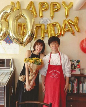 Shiori Sato Instagram - .
昨日は内村さんのお誕生日でした🐬♡
ということで「BAILA」8•9月合併号から
まさかまさかの内村さんが来てくださった着回し撮影の
とびきりで特別なアザーカットを🎂
せっかくならと誌面上でも7月22日にお誕生日会の日を設定して
そこでみんなでお祝いできたらとこそこそ準備していたのですが
なんとなんとそこには驚きと優しさの世界が広がっていて
もうびっくりしちゃって、こんなことははじめてで。
(是非誌面で物語を読んでいただけたら嬉しいです🥺)
よってわたしのくちゃくちゃの顔を
お見せしてしまうことになったのですが🙂‍↔️🙈
内村さんのあたたかい笑顔が溢れる
素敵なカットがたっくさんありますので
みなさんにもお届けできたらと🫧
ちなみに内村さんはこの日、ケーキのいちごを
美味しそうに嬉しそうにもりもりと食べておりました🍓
うめーって何回も聞けた🥰笑
そんなのこちらまで幸せだ！！
内村さん、お誕生日おめでとうございます🌻✨
美味しいいちごがたくさん食べられる1年になりますように！
あ、あとチャーハンも！☺️
