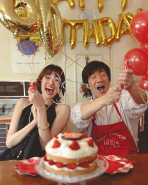Shiori Sato Instagram - .
昨日は内村さんのお誕生日でした🐬♡
ということで「BAILA」8•9月合併号から
まさかまさかの内村さんが来てくださった着回し撮影の
とびきりで特別なアザーカットを🎂
せっかくならと誌面上でも7月22日にお誕生日会の日を設定して
そこでみんなでお祝いできたらとこそこそ準備していたのですが
なんとなんとそこには驚きと優しさの世界が広がっていて
もうびっくりしちゃって、こんなことははじめてで。
(是非誌面で物語を読んでいただけたら嬉しいです🥺)
よってわたしのくちゃくちゃの顔を
お見せしてしまうことになったのですが🙂‍↔️🙈
内村さんのあたたかい笑顔が溢れる
素敵なカットがたっくさんありますので
みなさんにもお届けできたらと🫧
ちなみに内村さんはこの日、ケーキのいちごを
美味しそうに嬉しそうにもりもりと食べておりました🍓
うめーって何回も聞けた🥰笑
そんなのこちらまで幸せだ！！
内村さん、お誕生日おめでとうございます🌻✨
美味しいいちごがたくさん食べられる1年になりますように！
あ、あとチャーハンも！☺️