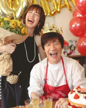 Shiori Sato Instagram - .
昨日は内村さんのお誕生日でした🐬♡
ということで「BAILA」8•9月合併号から
まさかまさかの内村さんが来てくださった着回し撮影の
とびきりで特別なアザーカットを🎂
せっかくならと誌面上でも7月22日にお誕生日会の日を設定して
そこでみんなでお祝いできたらとこそこそ準備していたのですが
なんとなんとそこには驚きと優しさの世界が広がっていて
もうびっくりしちゃって、こんなことははじめてで。
(是非誌面で物語を読んでいただけたら嬉しいです🥺)
よってわたしのくちゃくちゃの顔を
お見せしてしまうことになったのですが🙂‍↔️🙈
内村さんのあたたかい笑顔が溢れる
素敵なカットがたっくさんありますので
みなさんにもお届けできたらと🫧
ちなみに内村さんはこの日、ケーキのいちごを
美味しそうに嬉しそうにもりもりと食べておりました🍓
うめーって何回も聞けた🥰笑
そんなのこちらまで幸せだ！！
内村さん、お誕生日おめでとうございます🌻✨
美味しいいちごがたくさん食べられる1年になりますように！
あ、あとチャーハンも！☺️