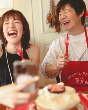 Shiori Sato Instagram - .
昨日は内村さんのお誕生日でした🐬♡
ということで「BAILA」8•9月合併号から
まさかまさかの内村さんが来てくださった着回し撮影の
とびきりで特別なアザーカットを🎂
せっかくならと誌面上でも7月22日にお誕生日会の日を設定して
そこでみんなでお祝いできたらとこそこそ準備していたのですが
なんとなんとそこには驚きと優しさの世界が広がっていて
もうびっくりしちゃって、こんなことははじめてで。
(是非誌面で物語を読んでいただけたら嬉しいです🥺)
よってわたしのくちゃくちゃの顔を
お見せしてしまうことになったのですが🙂‍↔️🙈
内村さんのあたたかい笑顔が溢れる
素敵なカットがたっくさんありますので
みなさんにもお届けできたらと🫧
ちなみに内村さんはこの日、ケーキのいちごを
美味しそうに嬉しそうにもりもりと食べておりました🍓
うめーって何回も聞けた🥰笑
そんなのこちらまで幸せだ！！
内村さん、お誕生日おめでとうございます🌻✨
美味しいいちごがたくさん食べられる1年になりますように！
あ、あとチャーハンも！☺️