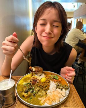 Shiori Sato Instagram - .
暑い日はカレーにかぎる！
おいしいおいしい言いながら汗をかいて
清々しい気持ちになりながらまた灼熱の太陽のもとへ戻る🐬
そして今日はじめて知ることができたことは
カレーとうなぎの相性がとてつもなく最高だってこと✌️
元気になれるに決まっている✌️
#ハルダモンカレー