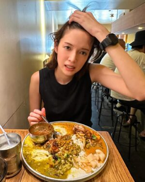 Shiori Sato Instagram - .
暑い日はカレーにかぎる！
おいしいおいしい言いながら汗をかいて
清々しい気持ちになりながらまた灼熱の太陽のもとへ戻る🐬
そして今日はじめて知ることができたことは
カレーとうなぎの相性がとてつもなく最高だってこと✌️
元気になれるに決まっている✌️
#ハルダモンカレー