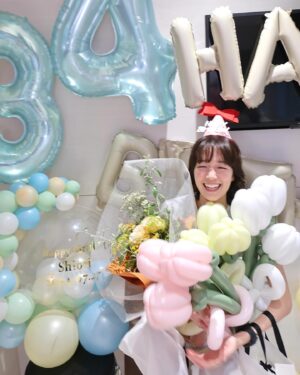 Shiori Sato Instagram - .
本日、34歳になりました！
年齢を言うたびに松尾さんにびっくりされますが
今年はそろそろくらくらさせてしまうのではないかなと
思う歳になりました☺️笑

日々楽しくてわくわくする日も、てへてへ笑っちゃう日も
たまにはちょっとだけうつむいてしまう日も
何も言わなくても、大丈夫？って寄り添ってくれるひとたちがいること
なーんだそんなの大丈夫だよって心をぎゅっとしてくれるひとたちがいること
まっすぐまっすぐ届いています。
力をもらって、頑張ることができています🕊️
今年もやっぱりなかなかスムーズに進まなくて
どきまぎしてしまうこともたくさんあると思うけれど
たくさんの寄り道で出会うひとつひとつの感謝を拾いながら
みんなにありがとうを伝えられたらと思います🌼
いつも本当に、ありがとう♡
#贅沢で幸せなことに毎年楽しみにしている
#スタイリストぱるるとヘアメイクうみちゃんの
#手作りお誕生日特設スタジオ
#今年のテーマは海🐬
#淡い色合いがとてもとても可愛かったです
#大きな風船から小さい風船まで
#いっぱいいっぱい膨らませてくれてありがとう
#大好きがつまった空間でした🦦