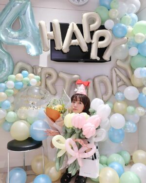 Shiori Sato Instagram - .
本日、34歳になりました！
年齢を言うたびに松尾さんにびっくりされますが
今年はそろそろくらくらさせてしまうのではないかなと
思う歳になりました☺️笑

日々楽しくてわくわくする日も、てへてへ笑っちゃう日も
たまにはちょっとだけうつむいてしまう日も
何も言わなくても、大丈夫？って寄り添ってくれるひとたちがいること
なーんだそんなの大丈夫だよって心をぎゅっとしてくれるひとたちがいること
まっすぐまっすぐ届いています。
力をもらって、頑張ることができています🕊️
今年もやっぱりなかなかスムーズに進まなくて
どきまぎしてしまうこともたくさんあると思うけれど
たくさんの寄り道で出会うひとつひとつの感謝を拾いながら
みんなにありがとうを伝えられたらと思います🌼
いつも本当に、ありがとう♡
#贅沢で幸せなことに毎年楽しみにしている
#スタイリストぱるるとヘアメイクうみちゃんの
#手作りお誕生日特設スタジオ
#今年のテーマは海🐬
#淡い色合いがとてもとても可愛かったです
#大きな風船から小さい風船まで
#いっぱいいっぱい膨らませてくれてありがとう
#大好きがつまった空間でした🦦