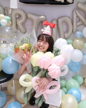 Shiori Sato Instagram - .
本日、34歳になりました！
年齢を言うたびに松尾さんにびっくりされますが
今年はそろそろくらくらさせてしまうのではないかなと
思う歳になりました☺️笑

日々楽しくてわくわくする日も、てへてへ笑っちゃう日も
たまにはちょっとだけうつむいてしまう日も
何も言わなくても、大丈夫？って寄り添ってくれるひとたちがいること
なーんだそんなの大丈夫だよって心をぎゅっとしてくれるひとたちがいること
まっすぐまっすぐ届いています。
力をもらって、頑張ることができています🕊️
今年もやっぱりなかなかスムーズに進まなくて
どきまぎしてしまうこともたくさんあると思うけれど
たくさんの寄り道で出会うひとつひとつの感謝を拾いながら
みんなにありがとうを伝えられたらと思います🌼
いつも本当に、ありがとう♡
#贅沢で幸せなことに毎年楽しみにしている
#スタイリストぱるるとヘアメイクうみちゃんの
#手作りお誕生日特設スタジオ
#今年のテーマは海🐬
#淡い色合いがとてもとても可愛かったです
#大きな風船から小さい風船まで
#いっぱいいっぱい膨らませてくれてありがとう
#大好きがつまった空間でした🦦