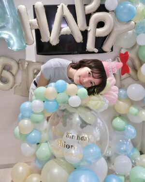 Shiori Sato Instagram - .
本日、34歳になりました！
年齢を言うたびに松尾さんにびっくりされますが
今年はそろそろくらくらさせてしまうのではないかなと
思う歳になりました☺️笑

日々楽しくてわくわくする日も、てへてへ笑っちゃう日も
たまにはちょっとだけうつむいてしまう日も
何も言わなくても、大丈夫？って寄り添ってくれるひとたちがいること
なーんだそんなの大丈夫だよって心をぎゅっとしてくれるひとたちがいること
まっすぐまっすぐ届いています。
力をもらって、頑張ることができています🕊️
今年もやっぱりなかなかスムーズに進まなくて
どきまぎしてしまうこともたくさんあると思うけれど
たくさんの寄り道で出会うひとつひとつの感謝を拾いながら
みんなにありがとうを伝えられたらと思います🌼
いつも本当に、ありがとう♡
#贅沢で幸せなことに毎年楽しみにしている
#スタイリストぱるるとヘアメイクうみちゃんの
#手作りお誕生日特設スタジオ
#今年のテーマは海🐬
#淡い色合いがとてもとても可愛かったです
#大きな風船から小さい風船まで
#いっぱいいっぱい膨らませてくれてありがとう
#大好きがつまった空間でした🦦