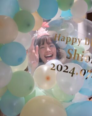 Shiori Sato Instagram - .
本日、34歳になりました！
年齢を言うたびに松尾さんにびっくりされますが
今年はそろそろくらくらさせてしまうのではないかなと
思う歳になりました☺️笑

日々楽しくてわくわくする日も、てへてへ笑っちゃう日も
たまにはちょっとだけうつむいてしまう日も
何も言わなくても、大丈夫？って寄り添ってくれるひとたちがいること
なーんだそんなの大丈夫だよって心をぎゅっとしてくれるひとたちがいること
まっすぐまっすぐ届いています。
力をもらって、頑張ることができています🕊️
今年もやっぱりなかなかスムーズに進まなくて
どきまぎしてしまうこともたくさんあると思うけれど
たくさんの寄り道で出会うひとつひとつの感謝を拾いながら
みんなにありがとうを伝えられたらと思います🌼
いつも本当に、ありがとう♡
#贅沢で幸せなことに毎年楽しみにしている
#スタイリストぱるるとヘアメイクうみちゃんの
#手作りお誕生日特設スタジオ
#今年のテーマは海🐬
#淡い色合いがとてもとても可愛かったです
#大きな風船から小さい風船まで
#いっぱいいっぱい膨らませてくれてありがとう
#大好きがつまった空間でした🦦