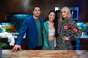 Shirley Chung Instagram - 🙋🏻‍♀️I’m a guest on tonight’s Dinner And A Movie on @tbsnetwork with Jason Biggs & Jenny Mollen! 
I told Jenny and Jason about the “get rich toss” on tonight’s episode of #DinnerAndAMovie. You’ll have to watch to find out what it is! ❤️ tonight at 8pm on @tbsnetwork.  Premiering Saturday, July 20th at 8/7c on TBS – “Crazy Rich Asians”
This week, Dinner and a Movie features “Crazy Rich Asians” with special guest Chef Shirley Chung.
Host: Jason Biggs, Jenny Mollen
