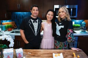 Shirley Chung Instagram - 🙋🏻‍♀️I’m a guest on tonight’s Dinner And A Movie on @tbsnetwork with Jason Biggs & Jenny Mollen! 
I told Jenny and Jason about the “get rich toss” on tonight’s episode of #DinnerAndAMovie. You’ll have to watch to find out what it is! ❤️ tonight at 8pm on @tbsnetwork.  Premiering Saturday, July 20th at 8/7c on TBS – “Crazy Rich Asians”
This week, Dinner and a Movie features “Crazy Rich Asians” with special guest Chef Shirley Chung.
Host: Jason Biggs, Jenny Mollen