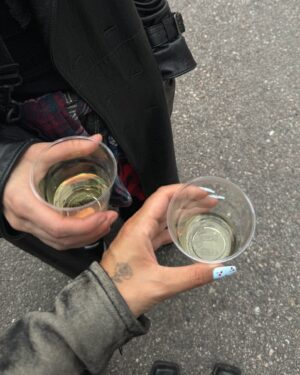 Shirly Karvinen Instagram - Vodkamartiinii, hamppareit ja ehkä elämäni hienoin keikkakokemus. Wau 🩷