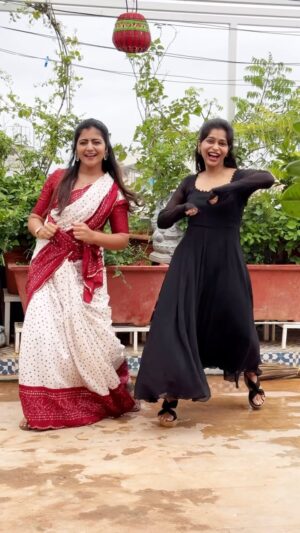 Shiva Jyothi Instagram - when 2 non dancers dance 😎

my new dance partner 💃💃💃

#reels #instagram #instagood  #treding #jyothakka #shivajyothi #harshithakarthik #dance #sisters #sistersdance