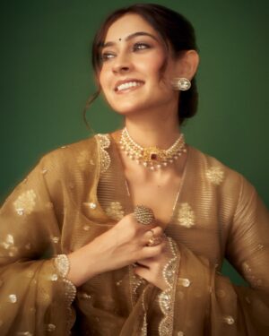 Shivangi Khedkar Instagram - Desi वातावरण 🌼
.
.
.
Makeup : @muatriveni 
Hair: @nusrat2700 
Photographer: @the_souhardyabiswas
Outfit: @yeh_lehenga_nahi_mehenga 
Jewllery: @rimayu07