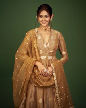 Shivangi Khedkar Instagram - Desi वातावरण 🌼
.
.
.
Makeup : @muatriveni 
Hair: @nusrat2700 
Photographer: @the_souhardyabiswas
Outfit: @yeh_lehenga_nahi_mehenga 
Jewllery: @rimayu07